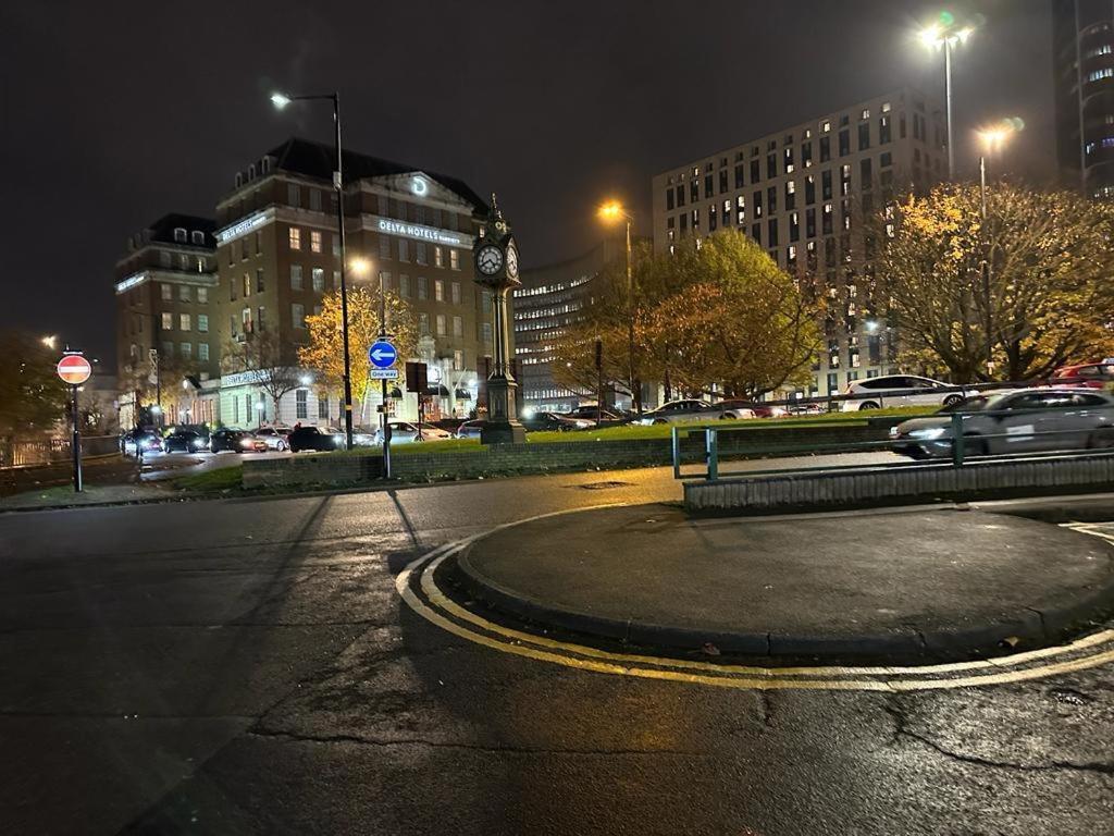 *Luxury 9Ine Lush Jacuzzi Apartment & Balcony* Birmingham Eksteriør billede